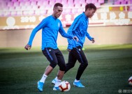 爱游戏体育-热门球队备战新挑战，夺得胜利荣耀