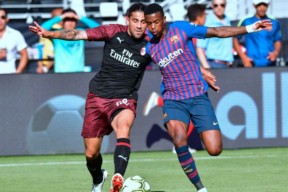 爱游戏-巴塞罗那凯旋战胜AC米兰，小组第一(巴塞罗那凯塔)