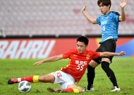 ayx.com-奋力拼抢,全部力量投入到比赛中英语