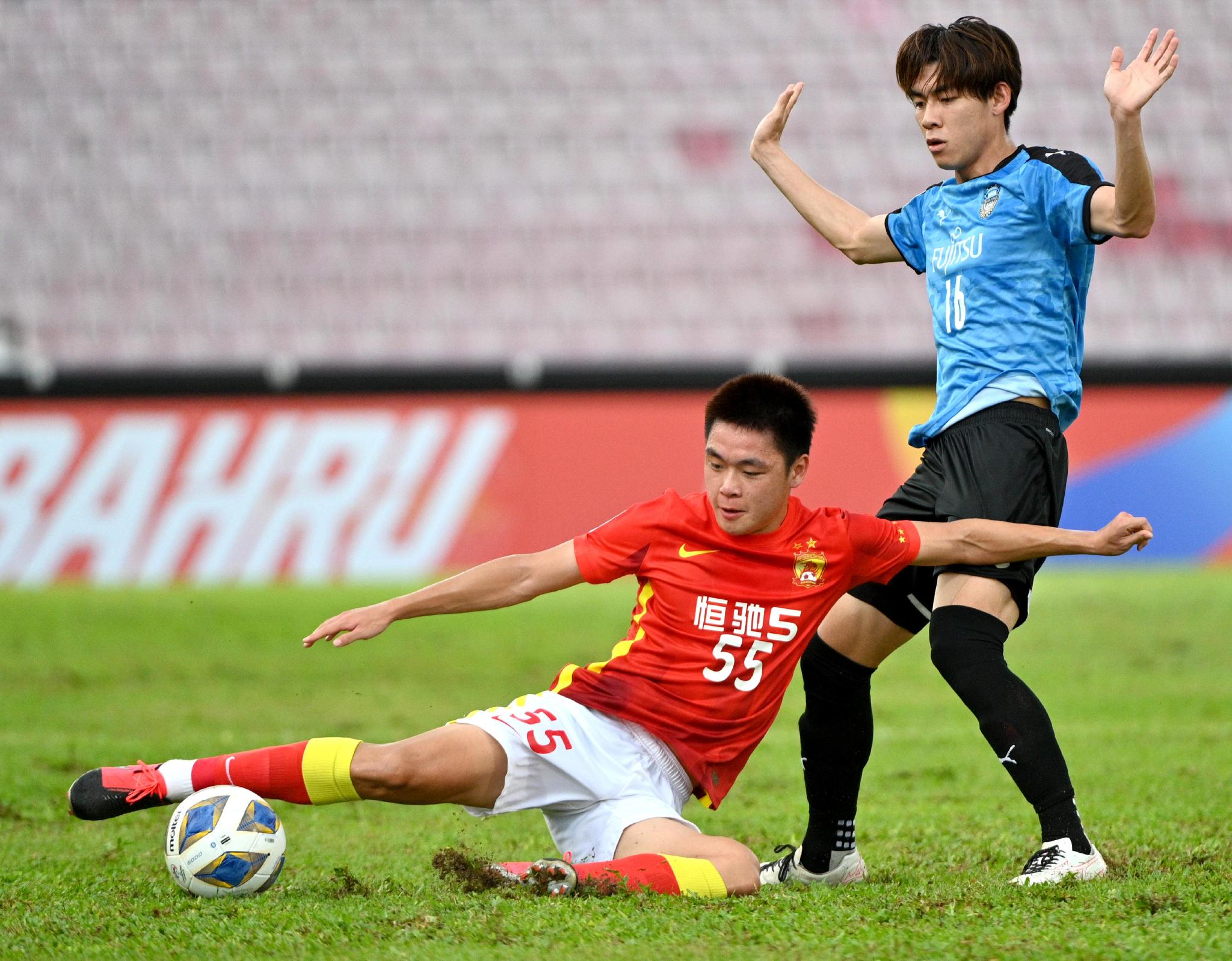 ayx.com-奋力拼抢,全部力量投入到比赛中英语  第1张